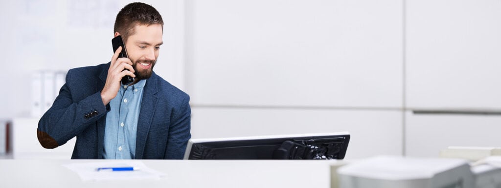 Mitarbeiterin im Empfangs- und Telefondienst