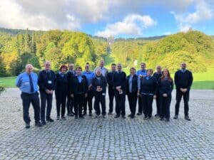 Gruppe steht vor grüner Landschaft